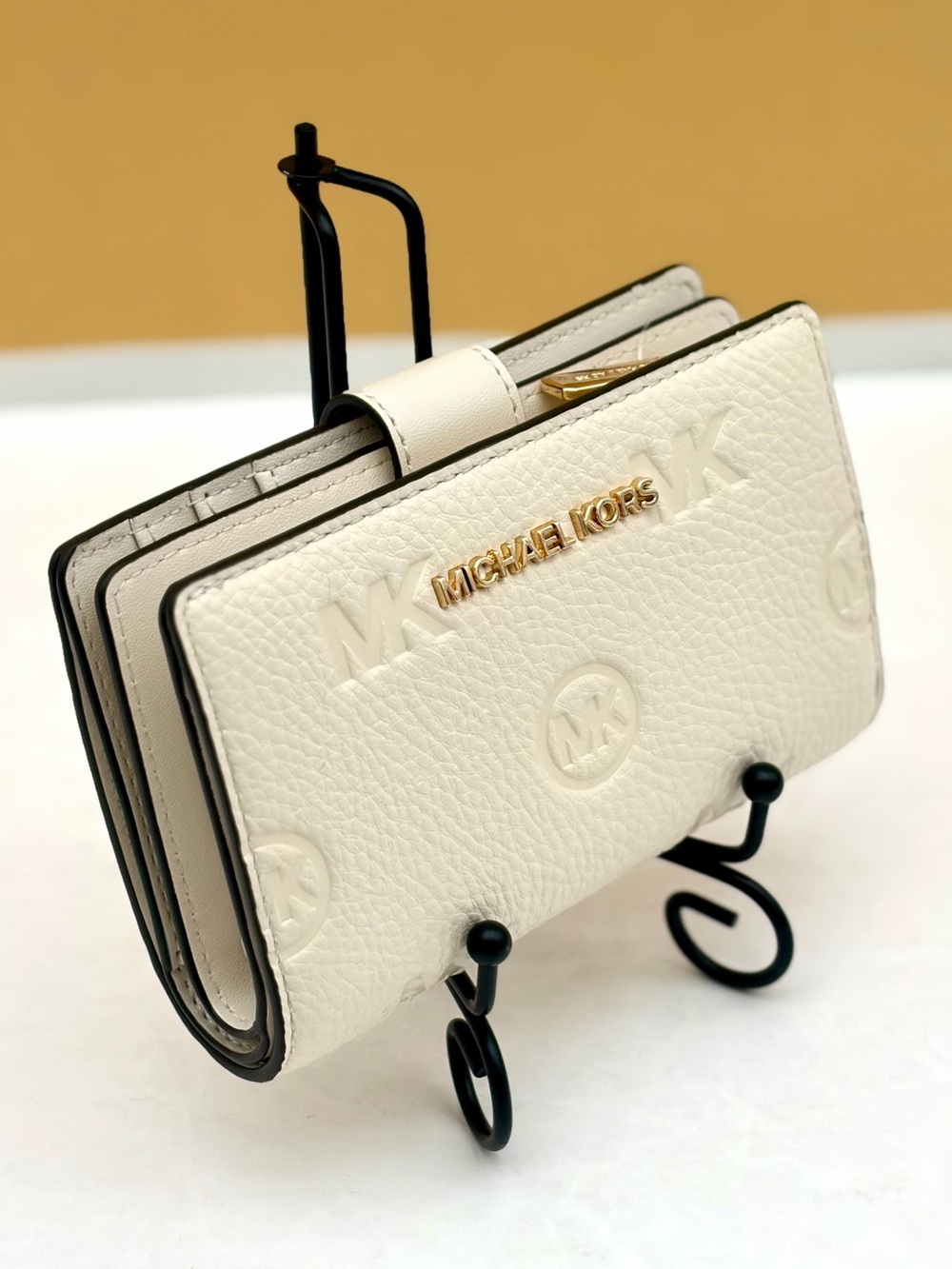 MICHAEL KORS  Jet Set Travel Medium Logo Debossed Bifold Wallet